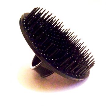 Bass – מברשת מיועדת לשימוש עם שמפו בזמן הרחצה